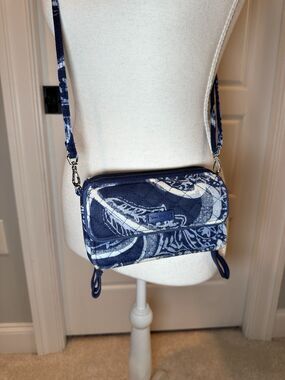 Vera Bradley RFID All In One Crossbody Wristlet Blue Paisley Phone Case Bag